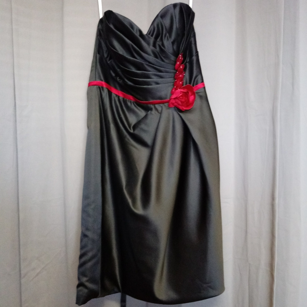 Short strapless black dress